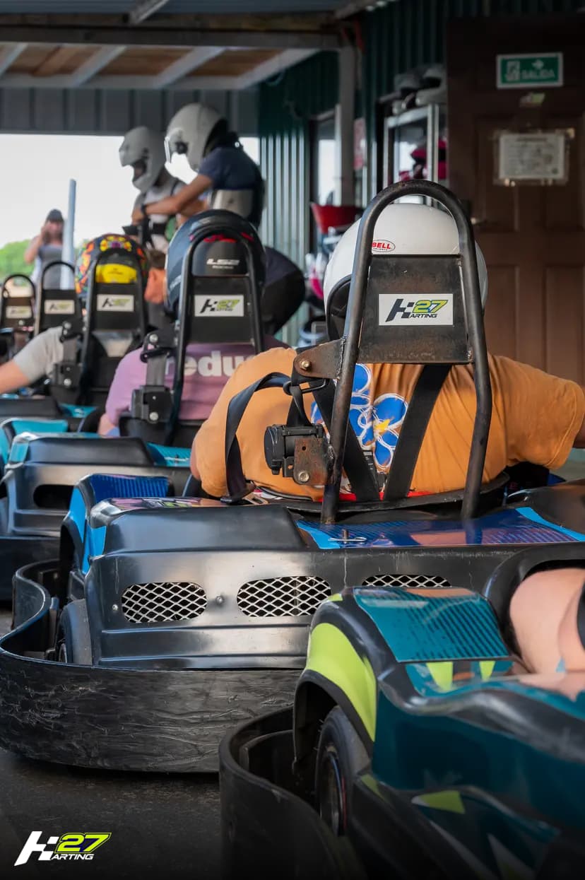 Karts alineados en el pit lane de Karting 27 listos para salir a pista