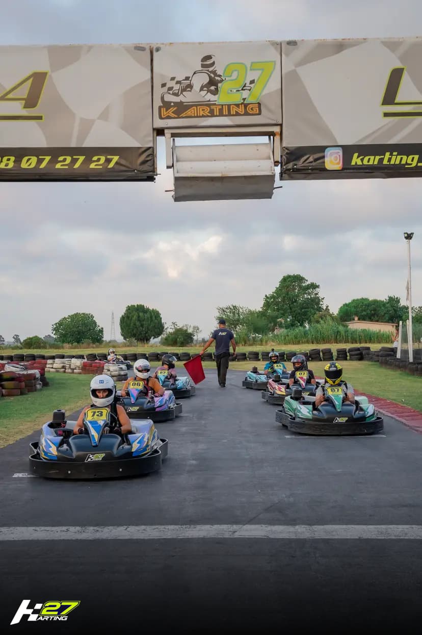 Grilla de largada con karts alineados y bandera roja en Karting 27