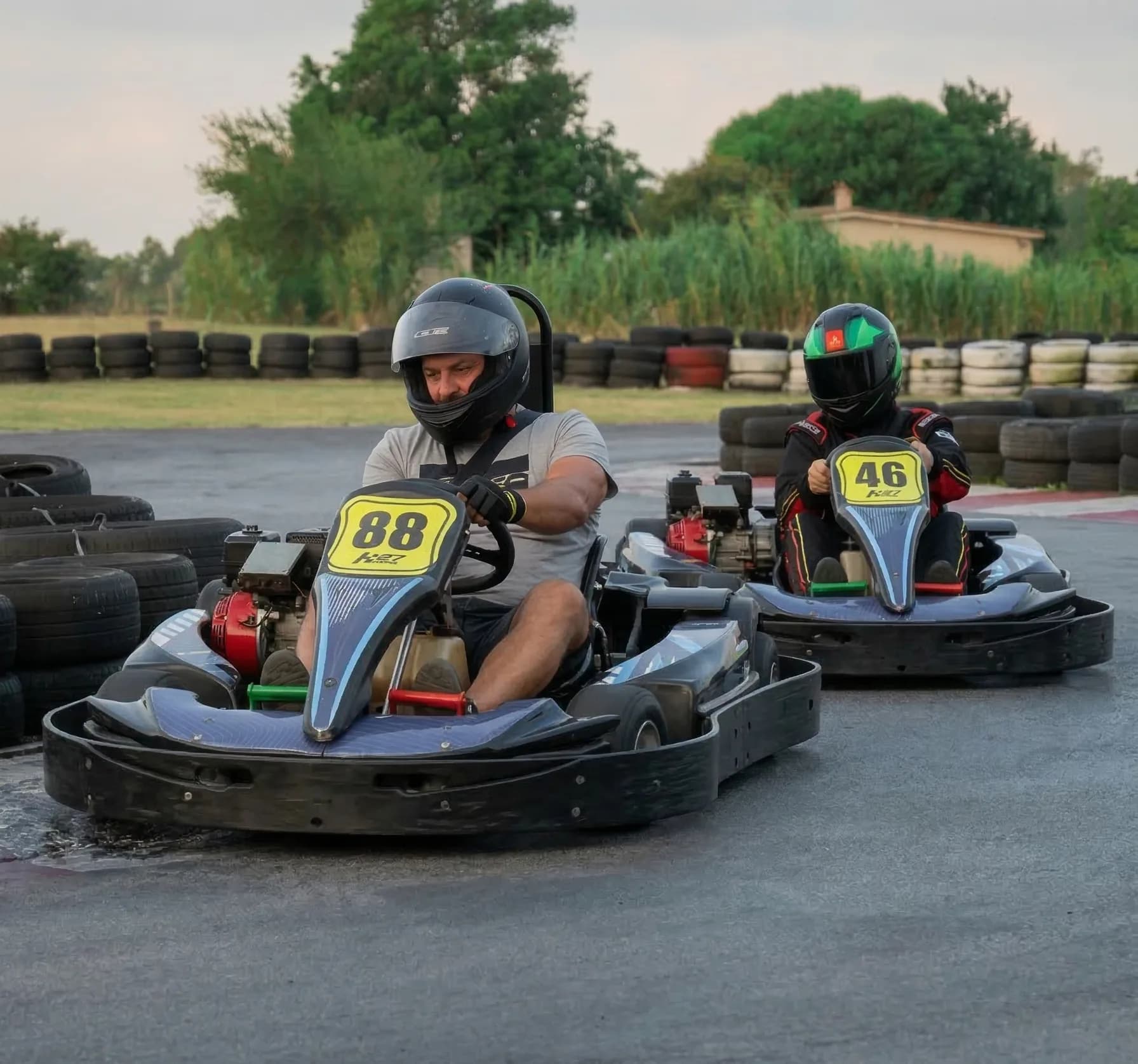 Dos pilotos compitiendo codo a codo en karts en Karting 27