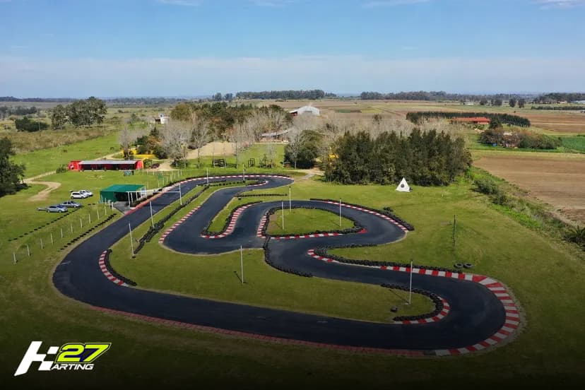 Vista aérea del circuito de karting al aire libre Karting 27 en Montevideo