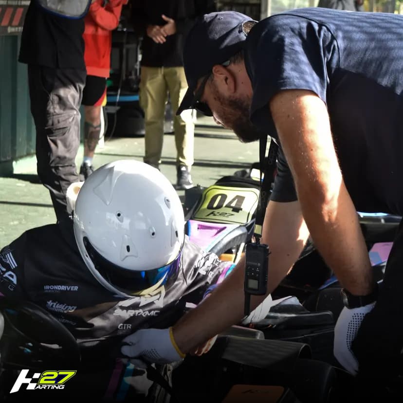 Staff de Karting 27 asistiendo a un piloto en el kart